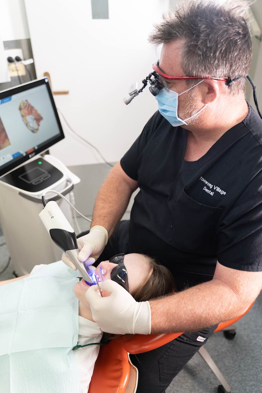 dentist-reviewing-white-fillings Dentist Glen Harvey reviewing fillings